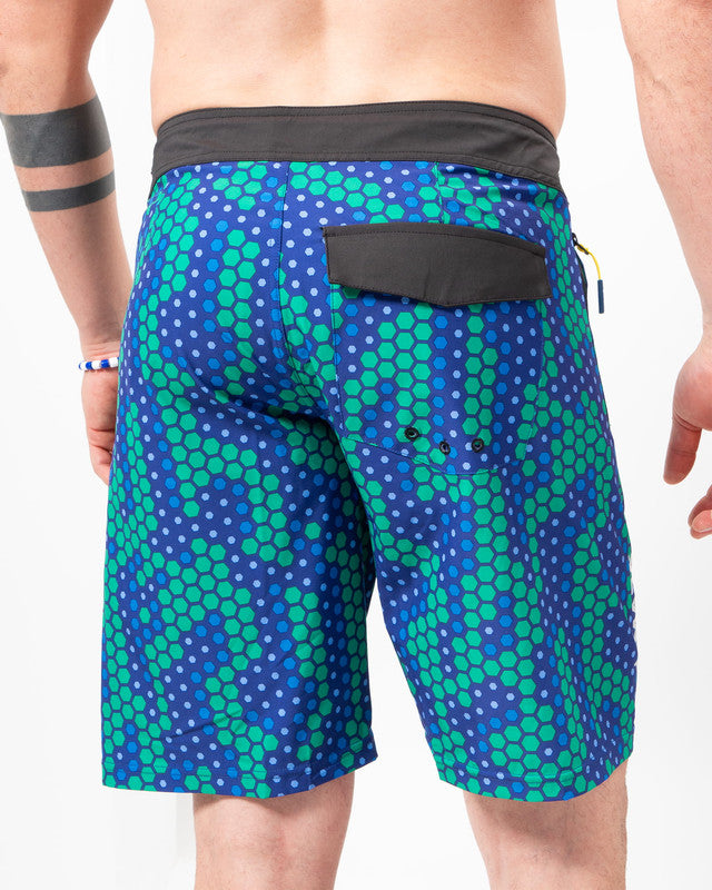 Boardshort Arrecife, Patrón arrecife azul, vista posterior, fit Slim, Poliéster, con Aberturas de fuga, cómoda para entrenamiento