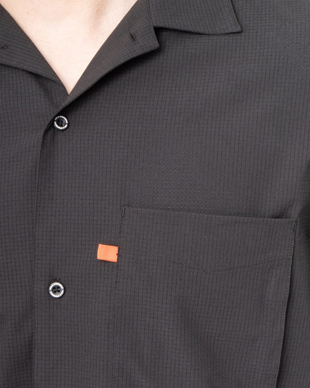 Camisa Viajero, Negro, vista lateral, fit Regular, Poliéster, con Tela estiramiento 4 vías, ideal para oficina