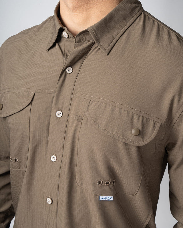 Camisa MAJA® Outdoor Signature, Café, vista lateral, fit Relajado, Poliéster, con Tela antidesgarro, ideal para oficina