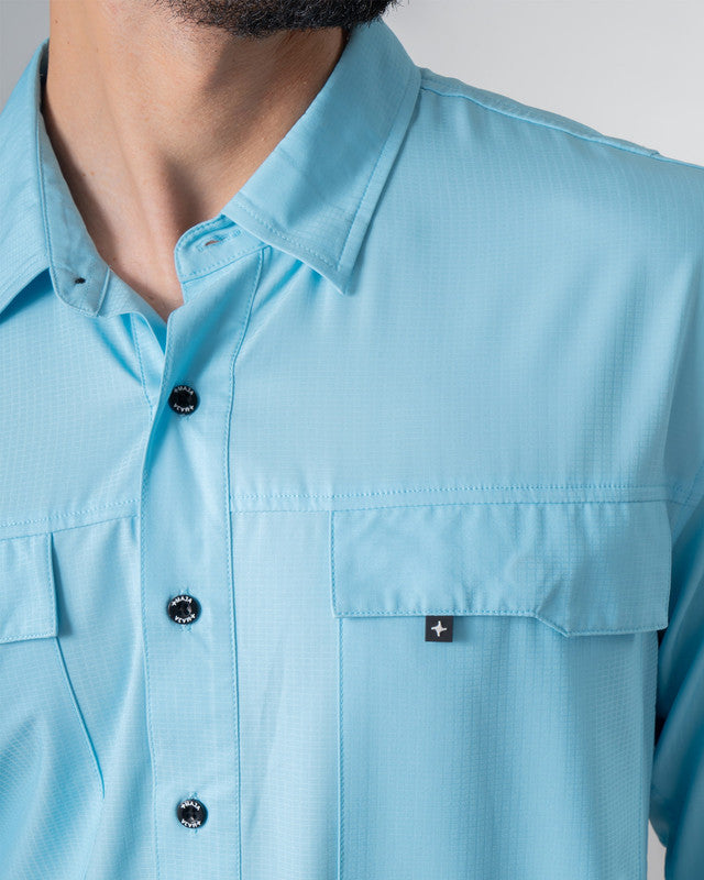 Camisa Outdoor Equipo MAJA®, Azul cielo, vista lateral, fit Relajado, Poliéster, con Tela antidesgarro, ideal para oficina