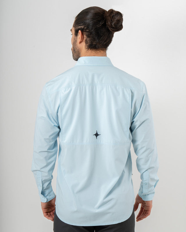 Camisa Pacífica, Azul cielo, vista posterior, fit Relajado, Poliéster, con Tela estiramiento 4 vías, ideal para oficina