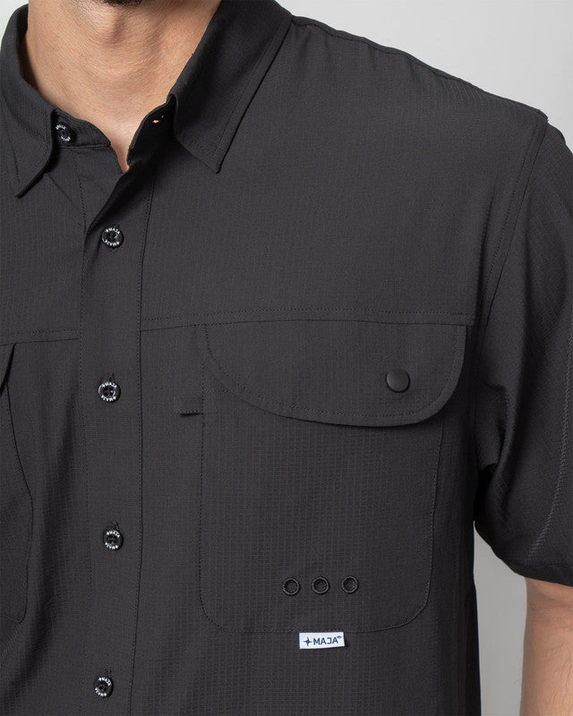 Camisa MAJA® Outdoor Signature, Negro, vista lateral, fit Relajado, Poliéster, con Tela antidesgarro, ideal para oficina