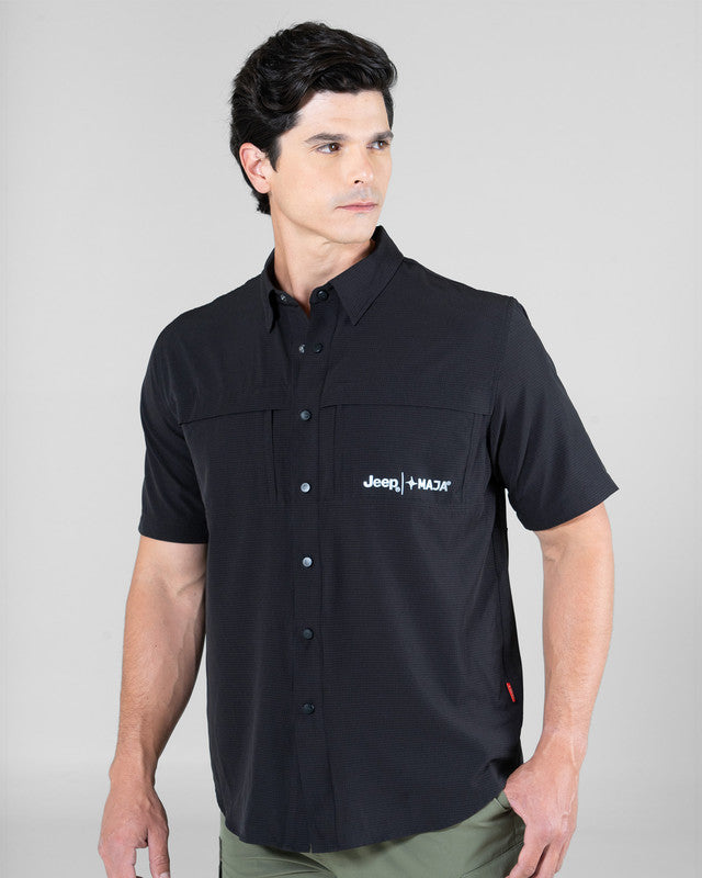 Camisa Fishing JEEP® x MAJA® Outdoor Cherokee Manga Corta, Negro, vista frontal, fit Relajado, Poliéster, con Tela estiramiento 4 vías, ideal para oficina