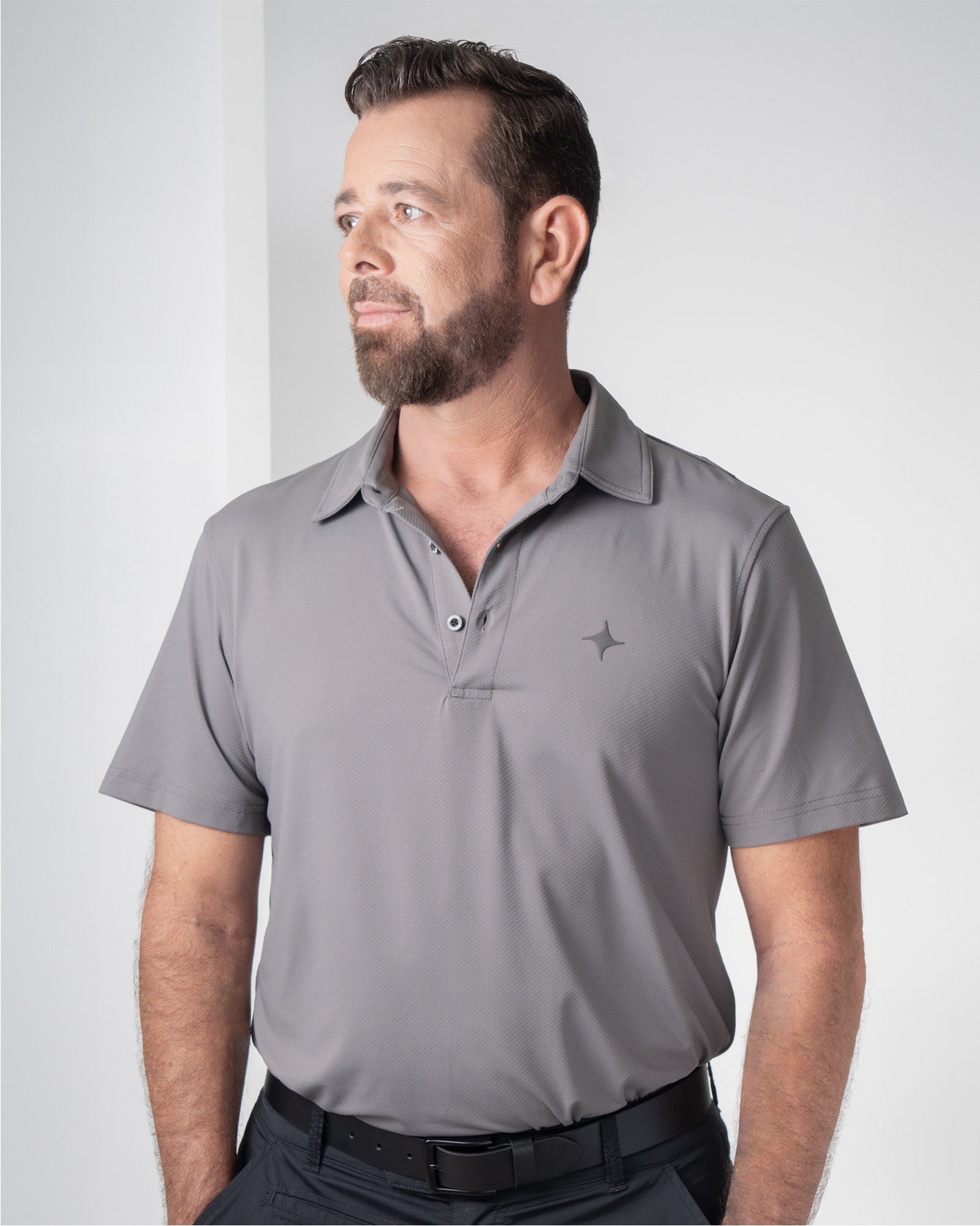 Polo Naval, Verde militar, vista frontal, fit Regular, Poliéster, con Tela estiramiento 4 vías, uso versátil