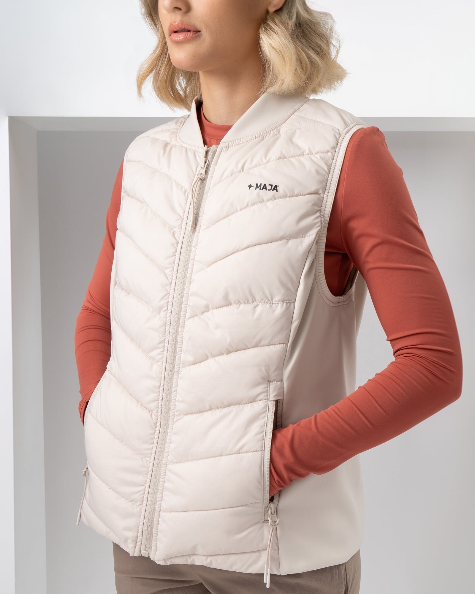 Chaleco Polar MAJA®, Crema, vista lateral, fit Slim, Poliéster, para uso casual o entrenamiento