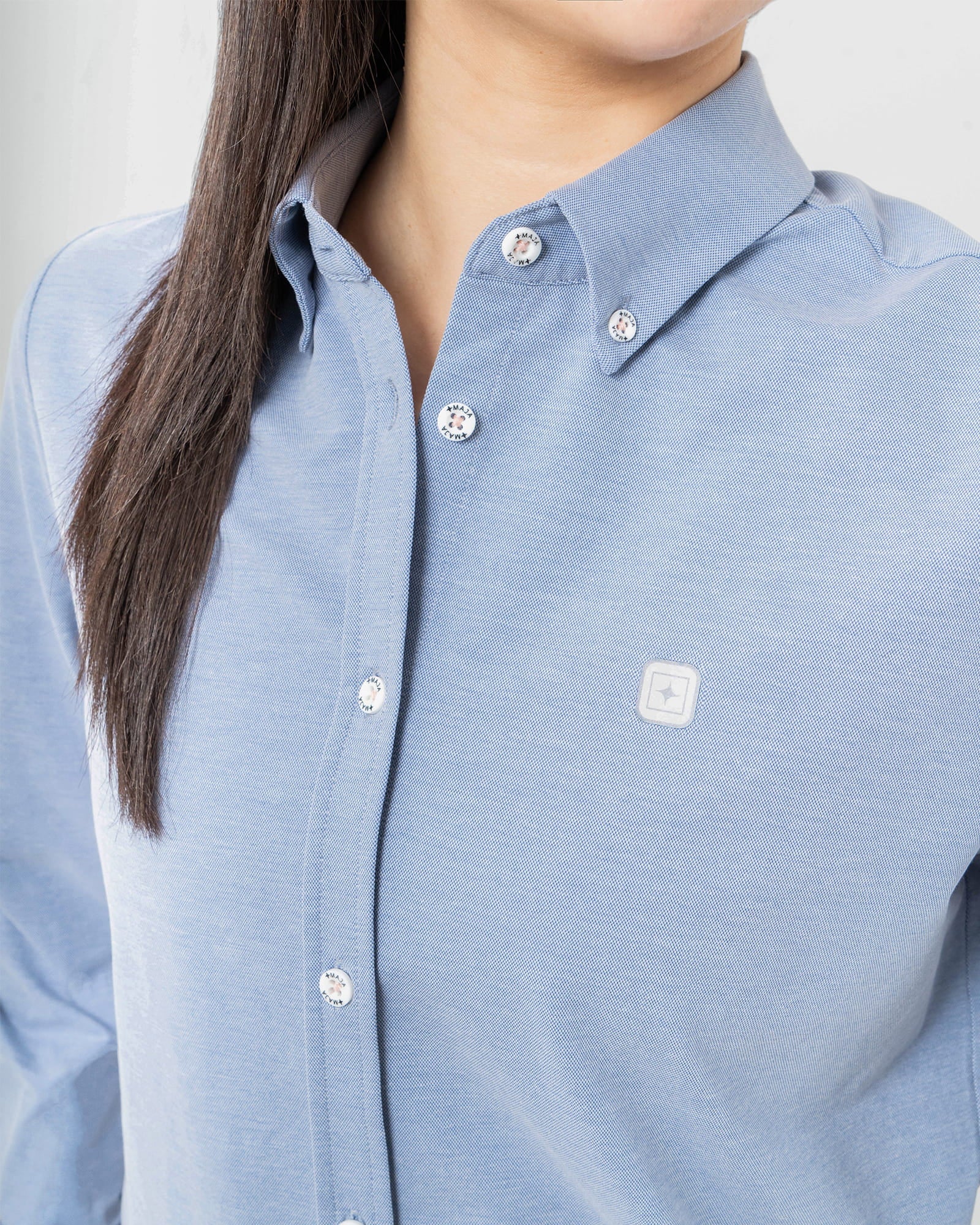 Camisa MAJA® Oxford, Azul cielo, vista lateral, fit Regular, Poliéster, con Tela antiarrugas, ideal para oficina