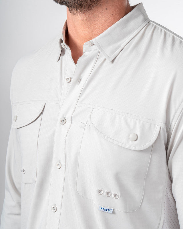 Camisa MAJA® Outdoor Signature, Gris claro, vista lateral, fit Relajado, Poliéster, con Tela antidesgarro, ideal para oficina