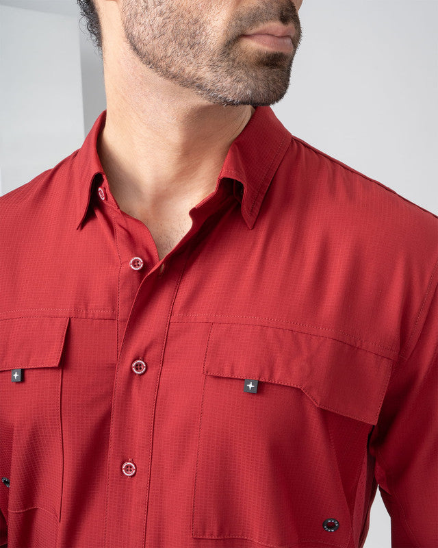 Camisa Outdoor Equipo MAJA®, Tinto, vista lateral, fit Relajado, Poliéster, con Tela antidesgarro, ideal para oficina