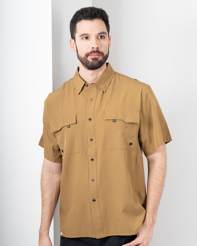 Camisa Outdoor Equipo MAJA®, Café, vista frontal, fit Relajado, Poliéster, con Tela antidesgarro, ideal para oficina