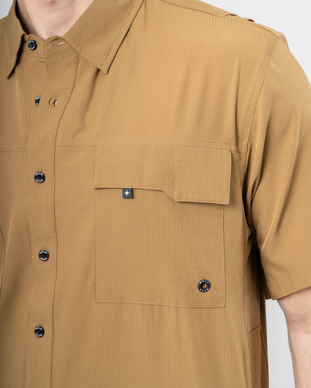 Camisa Outdoor Equipo MAJA®, Café, vista lateral, fit Relajado, Poliéster, con Tela antidesgarro, ideal para oficina