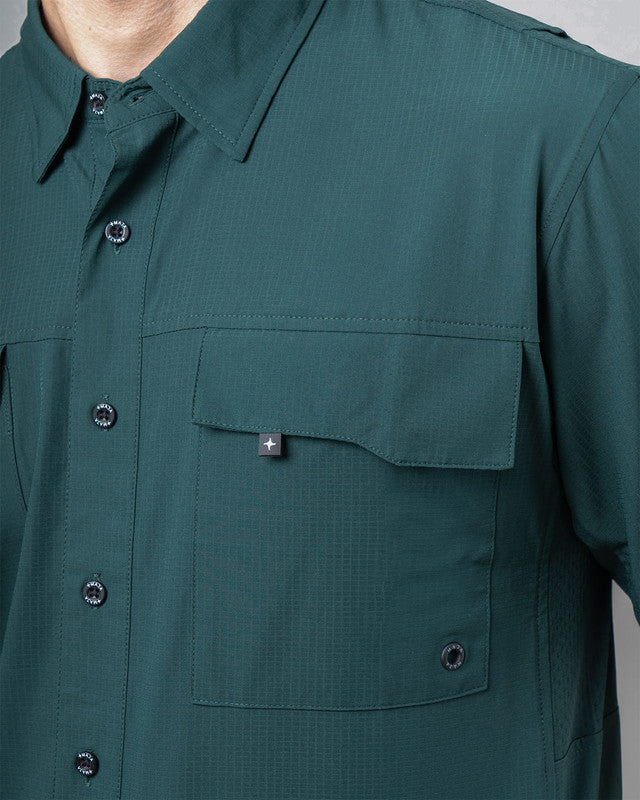 Camisa Outdoor Equipo MAJA®, Verde oscuro, vista lateral, fit Relajado, Poliéster, con Tela antidesgarro, ideal para oficina