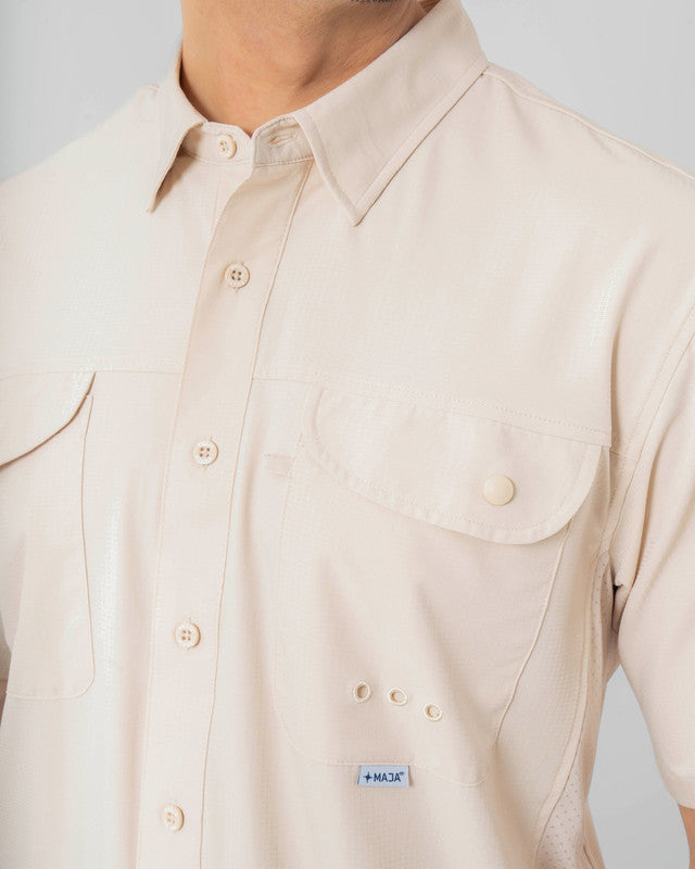 Camisa MAJA® Outdoor Signature, Khaki claro, vista lateral, fit Relajado, Poliéster, con Tela antidesgarro, ideal para oficina