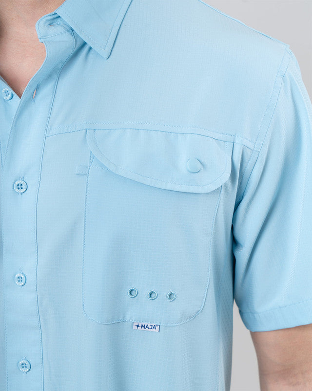 Camisa MAJA® Outdoor Signature, Azul cielo, vista lateral, fit Relajado, Poliéster, con Tela antidesgarro, ideal para oficina
