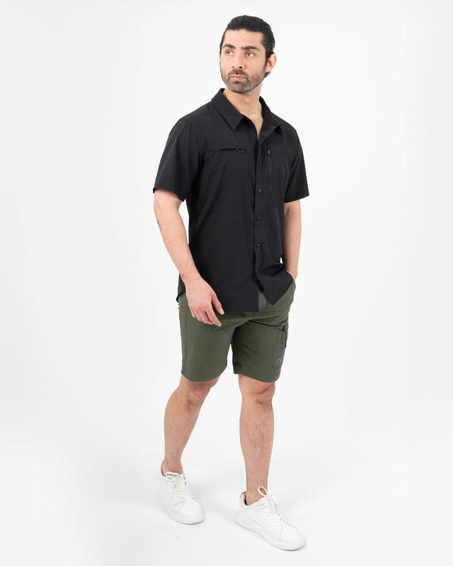 Camisa Outdoor Exploradora Manga Corta, Negro, detalle, fit Relajado, Poliéster, con Repelente al agua, ideal para oficina