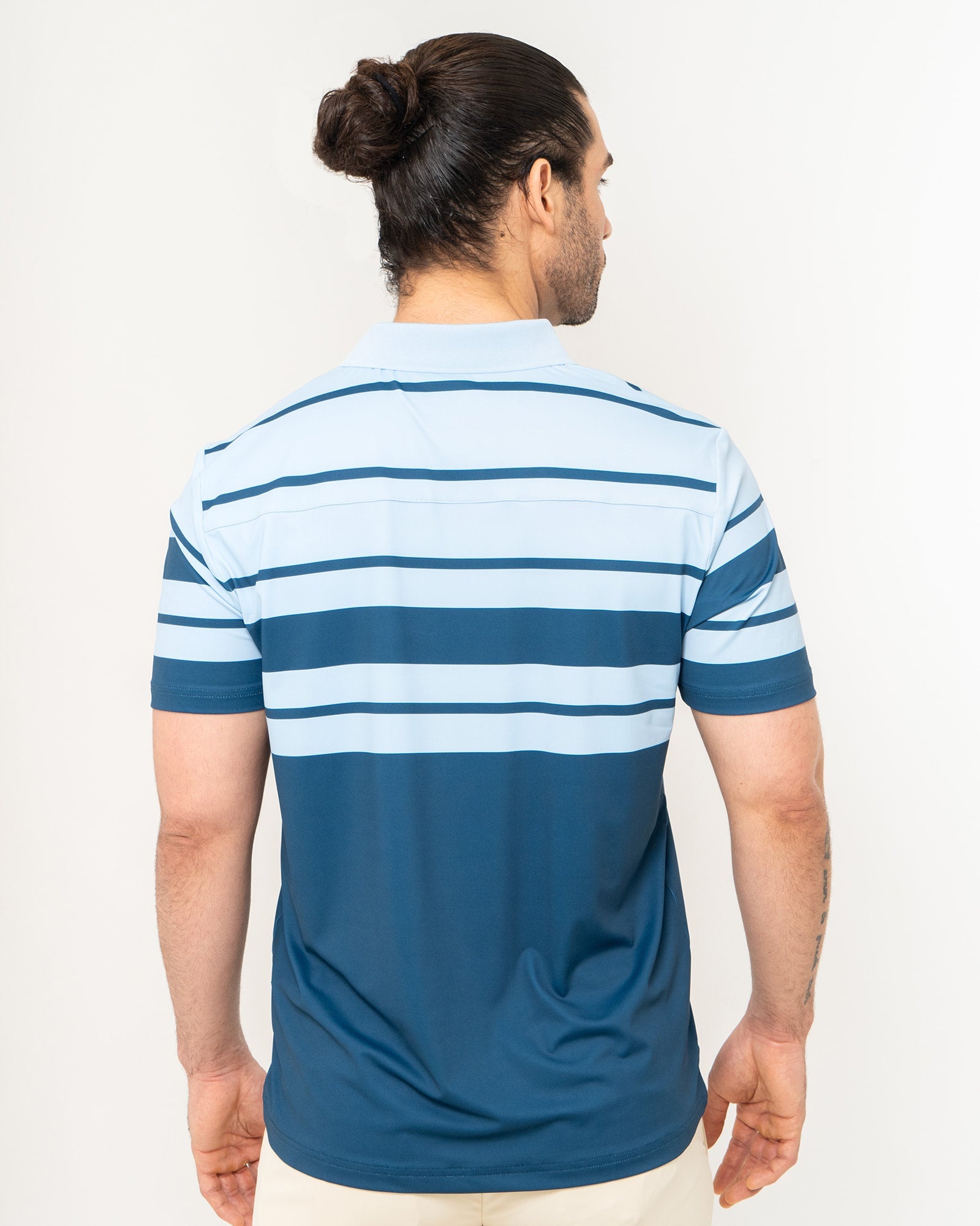 Polo Pure Line, Rayada azul, vista posterior, fit Regular, Poliéster, con Tela estiramiento 4 vías, uso versátil