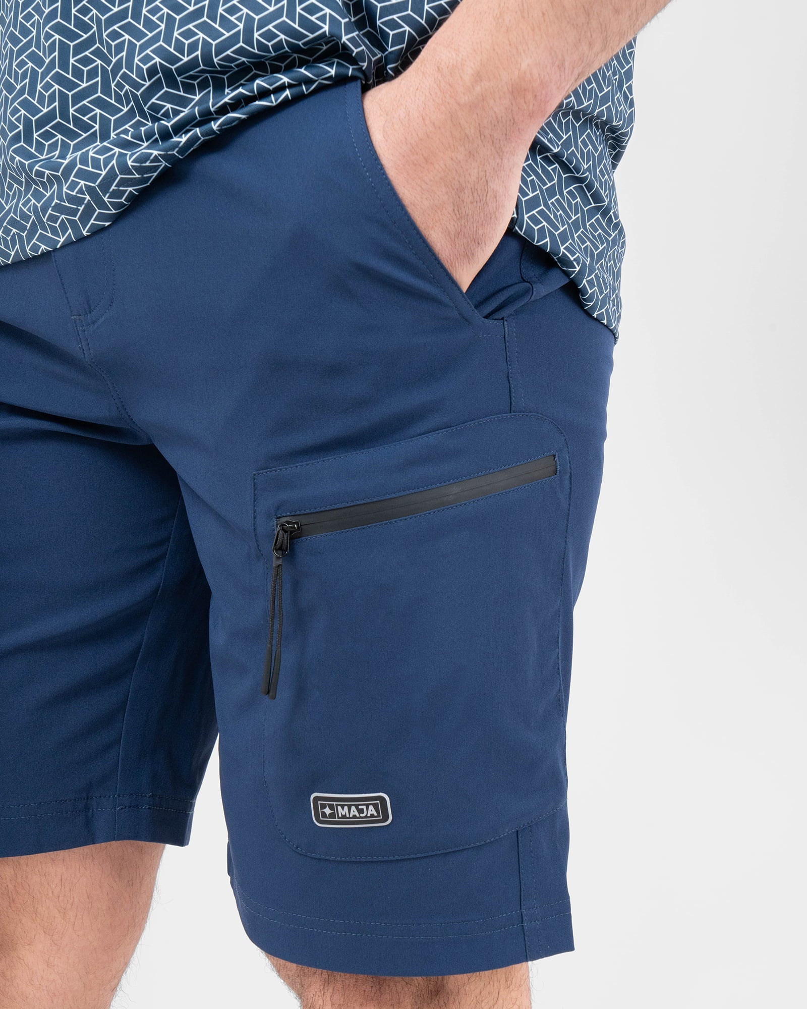 Short Cargo MAJA® Descubre, Azul marino, vista lateral, fit Relajado, Poliéster, con Branding con reflectivo, cómoda para entrenamiento