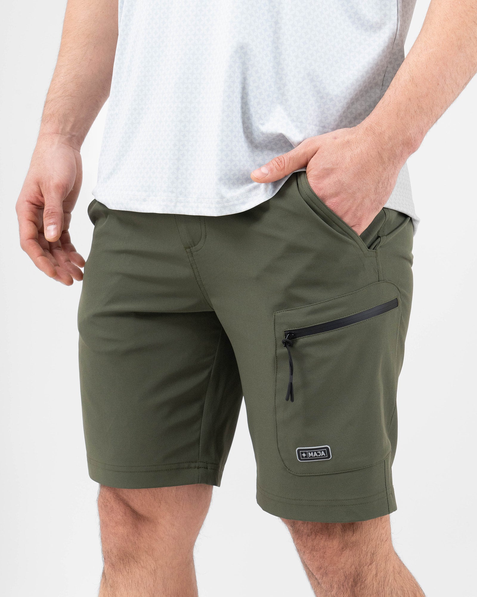 Short Cargo MAJA® Descubre, Olive green, vista frontal, fit Relajado, Poliéster, con Branding con reflectivo, cómoda para entrenamiento